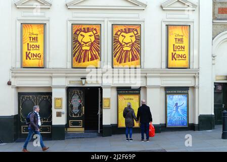 Außenansicht des Lyceum Theatre, das ein Paar zeigt, das Plakate für das Lion King Musical, Wellington Street Covent Garden London England, Großbritannien, ansieht Stockfoto