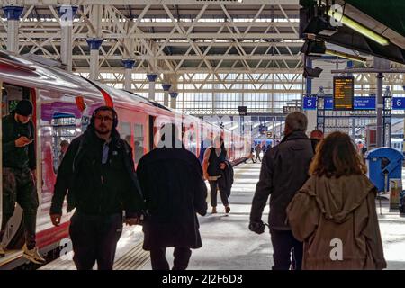 Ein Pendlerzug der South Western Railway am Bahnhof Waterloo, London, England Stockfoto