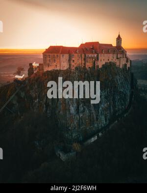 Luftpanorama Ansicht der historischen alten mittelalterlichen Burg Riegersburg auf Klippe Gipfel des Berghügels in der Steiermark Österreich alpen Europa Stockfoto