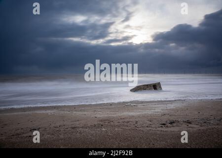 Pillenbox mit hohen Gezeiten, hohen Wellen, Caister-on-Sea, Norfolk Stockfoto