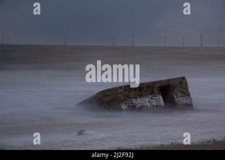 Pillenbox mit hohen Gezeiten, hohen Wellen, Caister-on-Sea, Norfolk Stockfoto