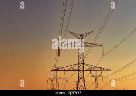 Hochspannungsmasten. Konzept für Technologie und Industrie. Steigende Energiepreise - weiter steigende Strom- und Energiepreise - die Energiekrise führt dazu Stockfoto