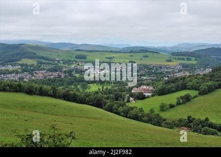 Blick auf Peebles inklusive Peebles Hydro Hotel & Spa aus Sicht des Glentress Forest im Sommer (Scottish Borders, Schottland) Stockfoto