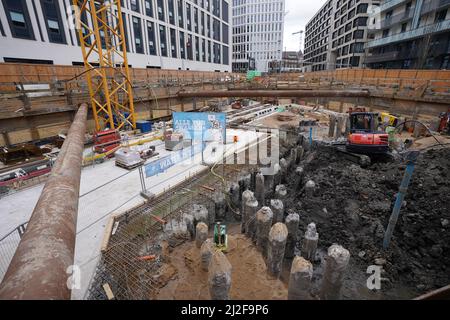 Hamburg, Deutschland. 01. April 2022. Blick auf die Grube und Baustelle der zukünftigen Villa Viva im Münzviertel. Der Bau des 300-Bett-Gasthauses im Stadtzentrum ist ein Sozialprojekt, das den Bau von Brunnen fördern soll. Kredit: Marcus Brandt/dpa/Alamy Live Nachrichten Stockfoto