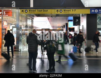 (220401) -- ROM, 1. April 2022 (Xinhua) -- Passagiere laufen am Bahnhof Roma Termini in Rom, Italien, 1. April 2022. Mehr als zwei Jahre nach seiner Ankündigung und nach mehreren Erweiterungen beendete Italien am Donnerstag offiziell den Ausnahmezustand der Pandemie COVID-19. Das Enddatum - der 31. März - wurde ursprünglich von Premierminister Mario Draghi im Februar angekündigt. Zwischen dem 1. April und dem 31. Dezember 2022 kann das Land nun die verbleibenden COVID-Maßnahmen schrittweise auslaufen lassen. (Xinhua/Jin Mamengni) Stockfoto