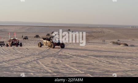 Doha, Katar - März 11,2022 : Menschen fahren Quad-Bikes auf den Dünen in sealine. Stockfoto