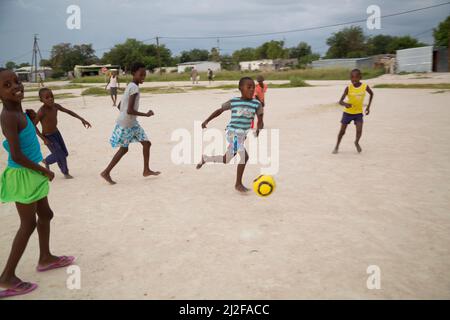 Kinder spielen Fußball in Oshakati, Namibia, Südwestafrika. Stockfoto