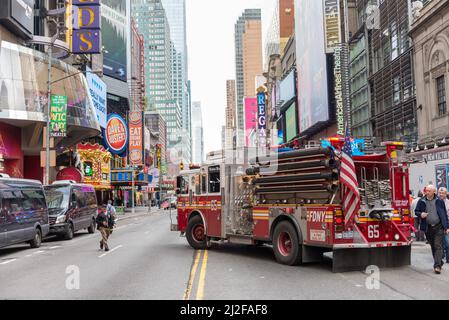 NEW YORK CITY, NY/USA - 16.. OKTOBER 2014: Feuerwehrauto parkte mitten in der W 42. St Ave während einer Intervention am Times Square, 16.. Oktober Stockfoto