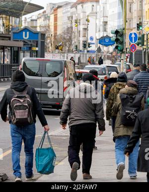 Berlin, Deutschland. 01. April 2022. Passanten laufen in Neukölln auf der Karl-Marx-Straße. Viele Corona-Maßnahmen enden für die Berliner am Freitag. Dazu gehören beispielsweise die Maskenpflicht beim Einkaufen und in Schulen und die 3G-Regel beim Restaurantbesuch. Quelle: Carsten Koall/dpa/Alamy Live News Stockfoto