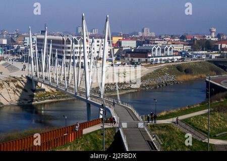 Die große große Fußgängerbrücke von der obersten Etage des FRAC Nord, Nord, Hauts-de-France, Frankreich aus gesehen Stockfoto