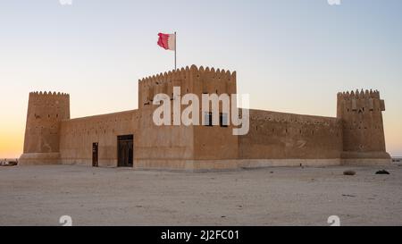 AL ZUBARA, KATAR - 11. MÄRZ 2021: Historisches Fort Zubarah (Al Zubara) im Nordosten der Wüsten von Katar am Rande des Persischen Golfes. Stockfoto