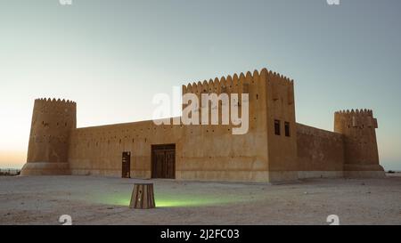 AL ZUBARA, KATAR - 11. MÄRZ 2021: Historisches Fort Zubarah (Al Zubara) im Nordosten der Wüsten von Katar am Rande des Persischen Golfes. Stockfoto