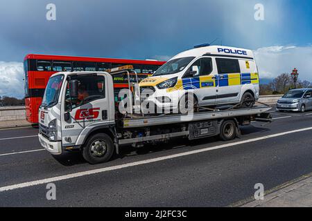 LONDON, GROSSBRITANNIEN. 1. April 2022. Ein zusammengebrochener Polizeiwagen wird auf der Putney-Brücke im Südwesten Londons transportiert. Kredit: amer ghazzal/Alamy Live Nachrichten Stockfoto