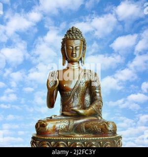 Figur des meditierenden Buddha und des Himmels im Hintergrund Stockfoto