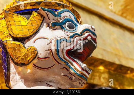 Gesicht des dämonischen Hüters im Tempel Wat Phra Kaeo in Bangkok, Thailand Stockfoto