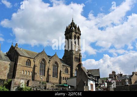 Peebles Parish Church mit gekröntem Glockenturm an einem sonnigen Tag Stockfoto