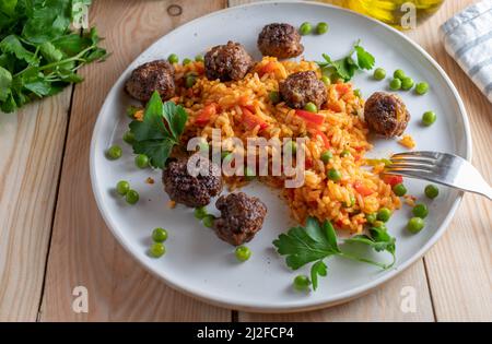 Hackfleischbällchen mit serbischem Gemüsereis, Djuvec-Reis auf einem Teller zum Abendessen oder Mittagessen Stockfoto
