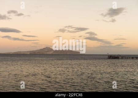 Baufälligen Pier im Roten Meer. Tiran Insel auf Hintergrund. Stockfoto