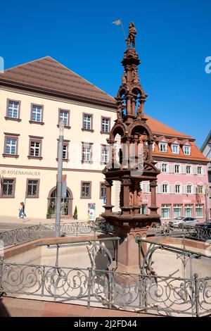 Der Marktbrunnen in Rottweil ist ein Beispiel der Steinmetzkunst zu Beginn der Renaissance und ein außergewöhnliches politisches Denkmal. Rottweil ist ein Stockfoto