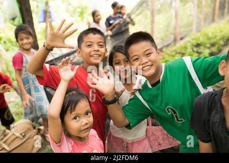 Kinder von Kakaobauern winken und lächeln in Mamuju Regency, Sulawesi, Indonesien, Asien. Stockfoto