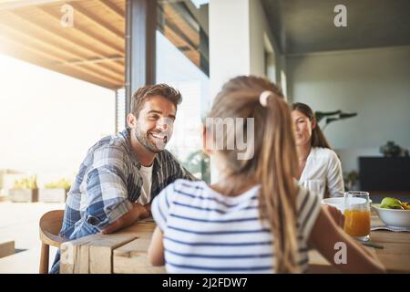 Das gemeinsame Frühstück macht sie zu einer glücklicheren Familie. Aufnahme einer Familie, die zu Hause zusammen frühstückte. Stockfoto