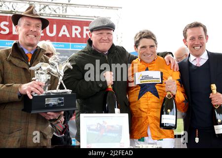 Jockey Harry Skelton (zweiter rechts) feiert mit Besitzer Bryan Drew (links) und die siegreichen Verbindungen, nachdem Beakstown die Hillhouse Quarry Handicap Chase während des Coral Scottish Grand National Ladies Day auf der Ayr Racecourse, Ayr, gewonnen hat. Bilddatum: Freitag, 1. April 2022. Stockfoto