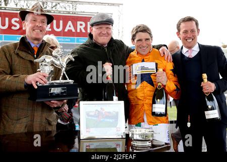 Jockey Harry Skelton (zweiter rechts) feiert mit Besitzer Bryan Drew (links) und die siegreichen Verbindungen, nachdem Beakstown die Hillhouse Quarry Handicap Chase während des Coral Scottish Grand National Ladies Day auf der Ayr Racecourse, Ayr, gewonnen hat. Bilddatum: Freitag, 1. April 2022. Stockfoto