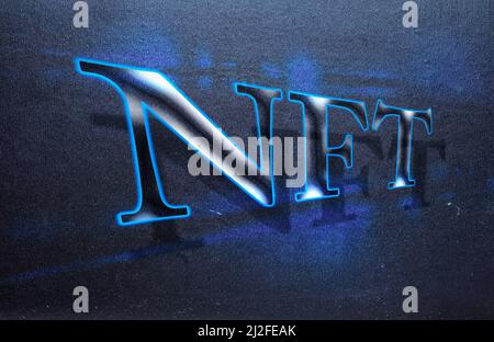 Neonschild „NFT“ für nicht fungible Token in Perspektive mit Schatten Stockfoto