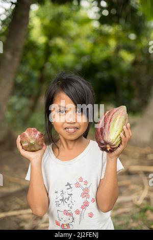 Ririn (7) ist die Tochter eines Kakaobauers in Mamuju Regency, Indonesien, wo MCC zur Stärkung der Kakaowertschöpfungskette unter dem Indone beiträgt Stockfoto