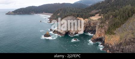 Der nährstoffreiche Pazifische Ozean wäscht sich gegen die dramatische, felsige Küste von Oregon, nicht weit westlich von Portland. Stockfoto