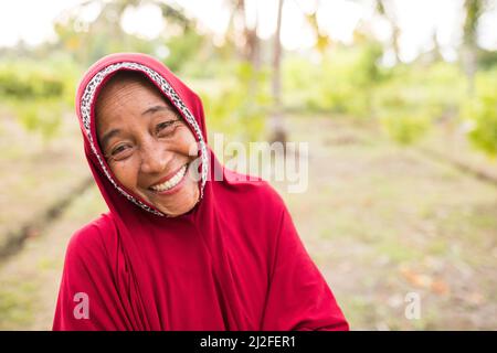 Siti Marium (53) ist ein kleiner Kakaobauer im Mamuju-Regency, der im Rahmen des Green Prosperity-Projekts des Ind eine landwirtschaftliche Ausbildung absolviert hat Stockfoto