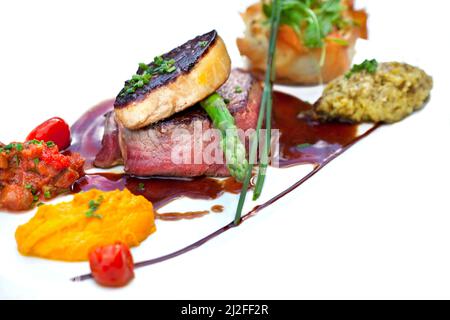 Appetitliches Essen auf weißem Hintergrund Stockfoto
