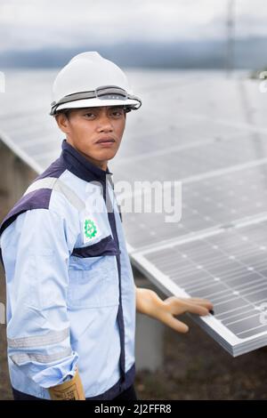 Der Junior-Elektrotechniker Aldi (25) inspiziert und wartet Solarmodule auf der Insel Karampuang, Indonesien, die als Teil der Gree installiert wurden Stockfoto