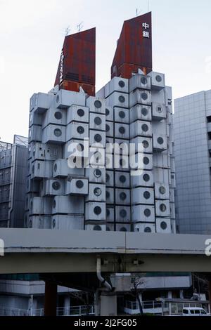 Tokio, Japan. 1. April 2022. Der Nakagin Capsule Tower ist in der Innenstadt von Tokio zu sehen. Der futuristische, vom Architekten Kisho Kurokawa entworfene, gemischte Wohn- und Büroturm besteht aus 144 Einzelkapseln (die alle 25 Jahre ausgetauscht werden müssen). Es wurde zwischen 1970 und 1972 erbaut. Laut lokalen Medien soll der Turm nun am 12. April abgerissen werden. (Bild: © Rodrigo Reyes Marin/ZUMA Press Wire) Stockfoto