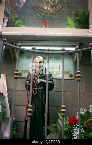 Ein Schrein zu Padre Pio in einer Straße in Neapel Stockfoto