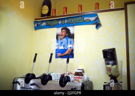 Ein Poster von Marradona in einer kleinen Bar in Neapel Stockfoto