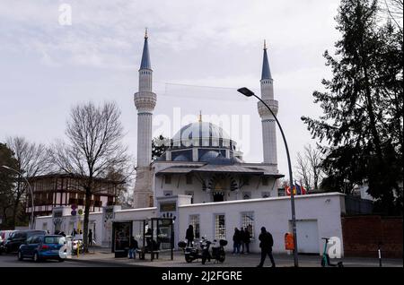 Berlin, Deutschland. 01. April 2022. Vor der Sehitlik-Moschee am Columbiadamm laufen Menschen. Der Ramadan beginnt für Muslime weltweit am 02.04.2022. Quelle: Carsten Koall/dpa/Alamy Live News Stockfoto