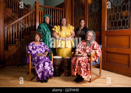 Drehort von bunt gekleideten älteren afrikanischen Frauen mit Musical Instrumente lächelnd und glücklich Stockfoto