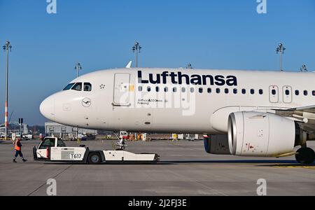 28. März 2022, Brandenburg, Schönefeld: Ein Lufthansa-Passagierflugzeug auf dem Gelände des Flughafens Berlin-Brandenburg (BER) der Hauptstadt. Foto: Patrick Pleul/dpa-Zentralbild/ZB Stockfoto