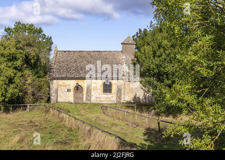 Die kleine Kirche St. Mary aus dem 12.. Jahrhundert in Little Washbourne, Gloucestershire, England, Großbritannien, wird heute vom Churches Conservation Trust verwaltet Stockfoto