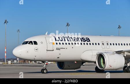 28. März 2022, Brandenburg, Schönefeld: Ein Lufthansa-Passagierflugzeug auf dem Gelände des Flughafens Berlin-Brandenburg (BER) der Hauptstadt. Foto: Patrick Pleul/dpa-Zentralbild/ZB Stockfoto