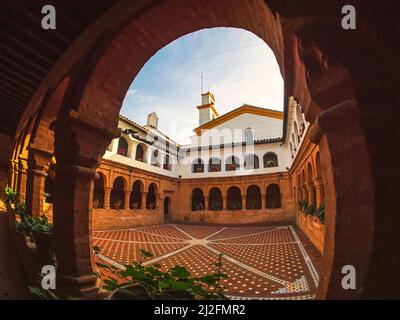 Kreuzgang im Mudejar-Architekturstil des Klosters Santa María de la Rábida in Huelva. Stockfoto