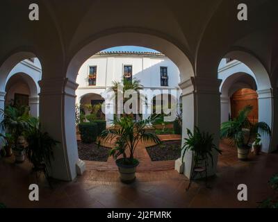 Kreuzgang im Mudejar-Architekturstil des Klosters Santa María de la Rábida in Huelva. Stockfoto