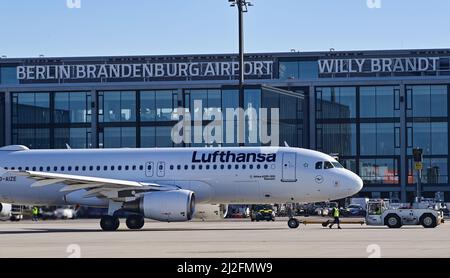 28. März 2022, Brandenburg, Schönefeld: Ein Passagierflugzeug der Lufthansa vor dem Terminal des Hauptstadtflughafens Berlin-Brandenburg (BER). Foto: Patrick Pleul/dpa-Zentralbild/ZB Stockfoto