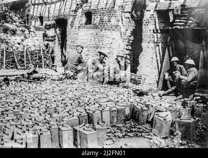 Britische Soldaten des Ersten Weltkriegs mit Kanister auf einer wassergefüllten Zinnkippe in Elverdinghe, Westflandern, Belgien, im Jahr 1917 während des Ersten Weltkriegs Stockfoto