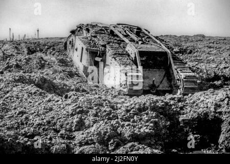 Der britische Panzer Mark IV, der im ersten Weltkrieg in Westflandern, Belgien, im Schlamm bei Clapham Junction, Ypern, versagt wurde Stockfoto