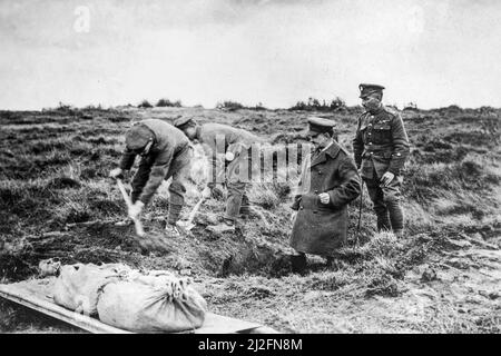 Britische Soldaten haben 1919 auf dem Schlachtfeld der Westfront während des ersten Weltkrieges tote Soldaten des Ersten Weltkriegs ausgegraben Stockfoto