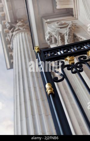 Schmiedeeisernes Tor eines klassischen Gebäudes in Paris Stockfoto