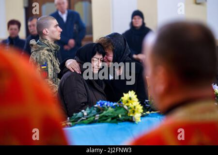 Nicht exklusiv: MUKACHEVO, UKRAINE - 1. APRIL 2022 - Frauen reagieren auf den Sarg des 18-jährigen Viktor Karytschak, einem Soldaten des mechanisierten Bataillons von Stockfoto