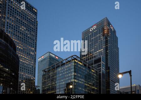 London, Großbritannien. 25. März 2022. Die Wolkenkratzer, in denen die Büros von HSBC und Citi in Canary Wharf untergebracht sind, sind in der Abenddämmerung zu sehen. Bild: Stephen Chung / Alamy Stockfoto